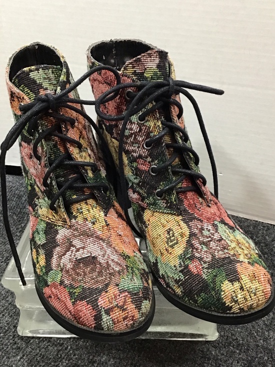 Diba Shoes - Diba Dixie Floral Lace-Up Ankle Boots in Multicolor Tapestry 8.5